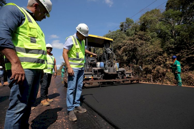 Wilson Lima vistoria pavimentação da AM-010, que passa a ter oito frentes de obras