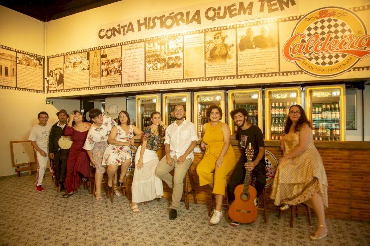 Projeto Akalanto resgata sambas clássicos no musical 'Fino da Bossa: Samba, Paixão e Bossa Nova'