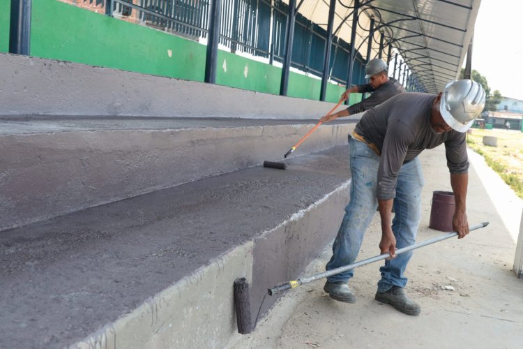 Construção de cobertura para arquibancada avança e chega a 80% no Campo do Teixeirão