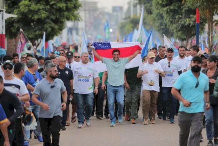 Wilson é recebido por mais de 5 mil pessoas em Eirunepé, para onde destinou R$ 86 milhões