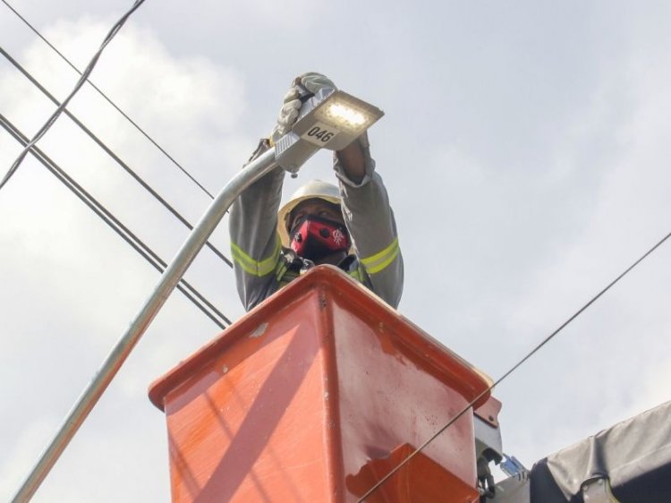 Municípios recebem 450 toneladas de equipamentos para iluminação pública