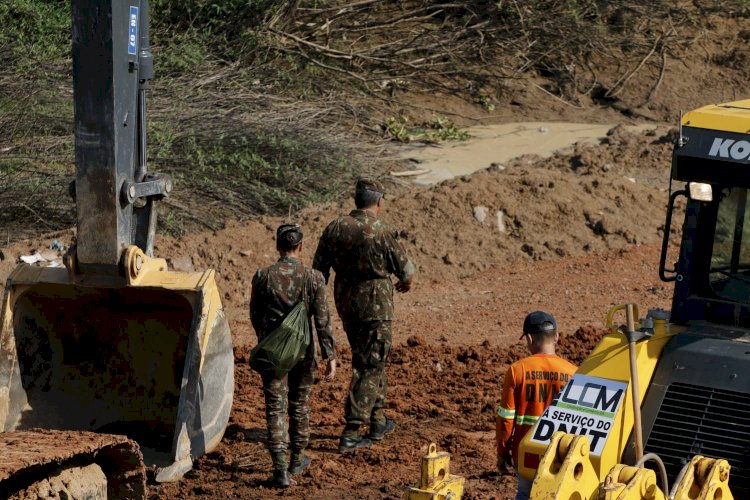 Bombeiros fazem sétimo dia de buscas por desaparecido em acidente com ponte na BR-319