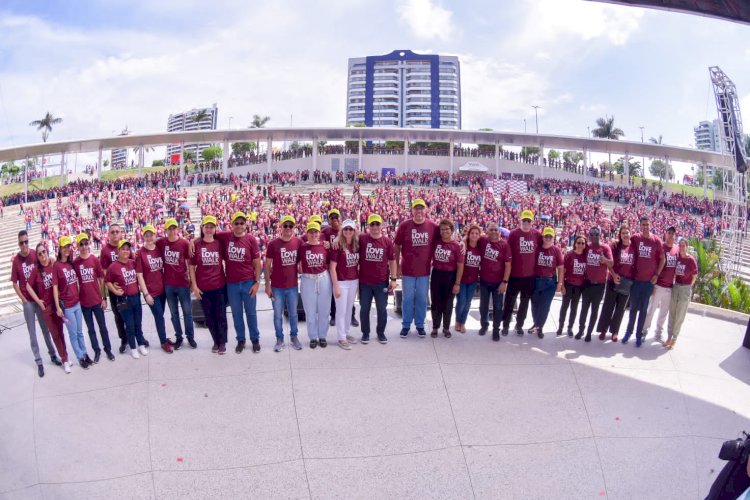 João Luiz participa com esposa do The Love Walk na Ponta Negra