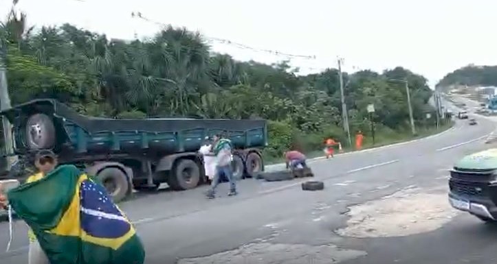Caminhoneiros começam protesto na BR-174