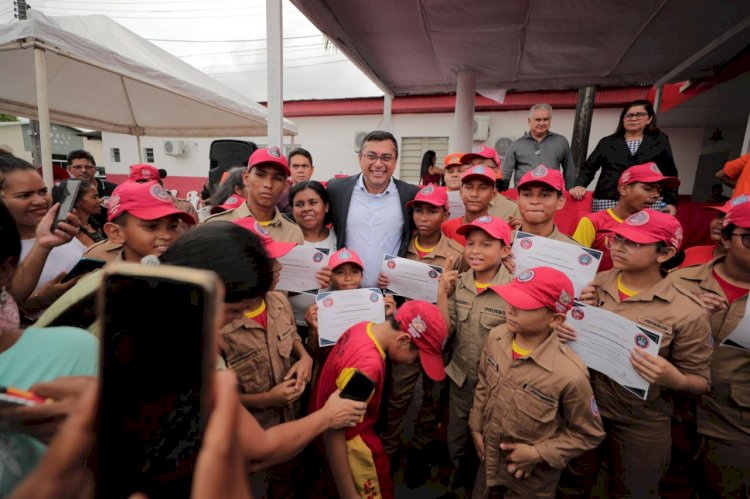 Wilson Lima entrega certificados para bombeiros mirins formados no Amazonas