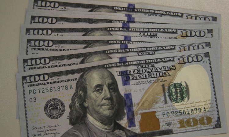 Dólar cai para R$ 5,31 com bom humor externo e doméstico