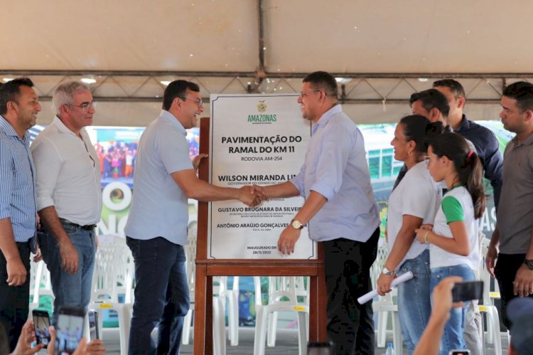 Wilson Lima entrega ramal pavimentado no Careiro Castanho e vistoria obra em feira no Careiro da Várzea