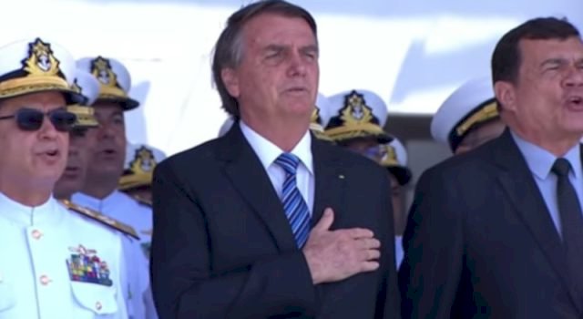 Bolsonaro participa de cerimônia na Escola Naval no Rio