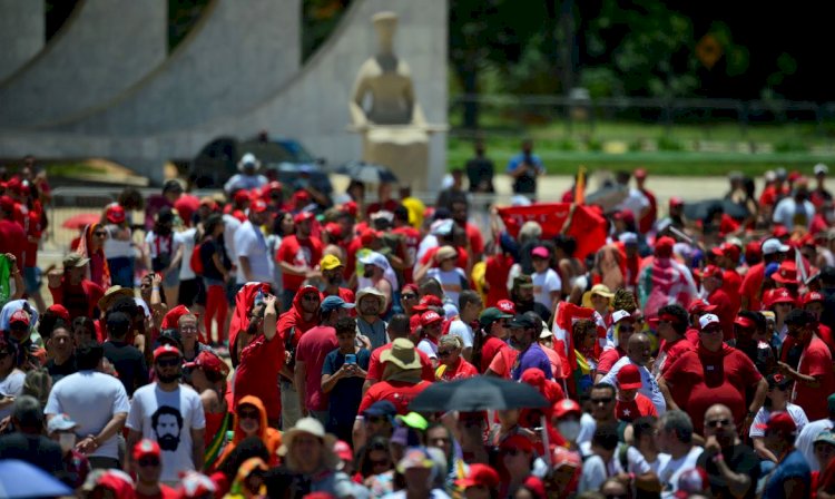 Multidão toma conta da Esplanada em domingo ensolarado na capital