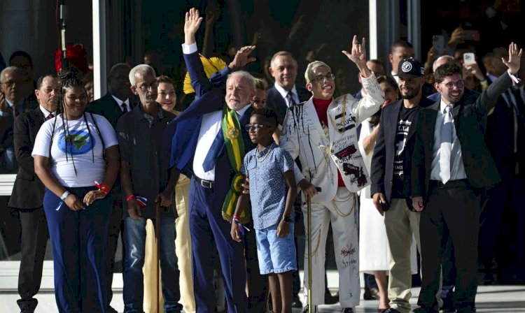 Saiba quem são as pessoas que entregaram a faixa presidencial a Lula
