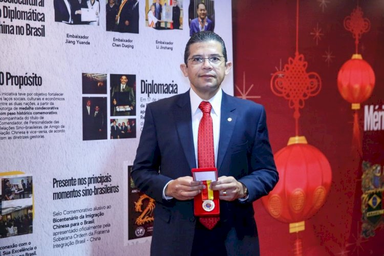 Deputado João Luiz recebe Medalha Cruz do Mérito da Fraterna Integração Brasil e a China, em Brasília