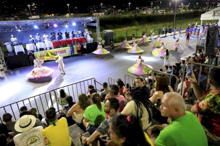 Carnaval na Floresta: Escolas estreantes do Grupo Experimental levam mais de 12 mil foliões à alameda Alphaville, no Novo Aleixo