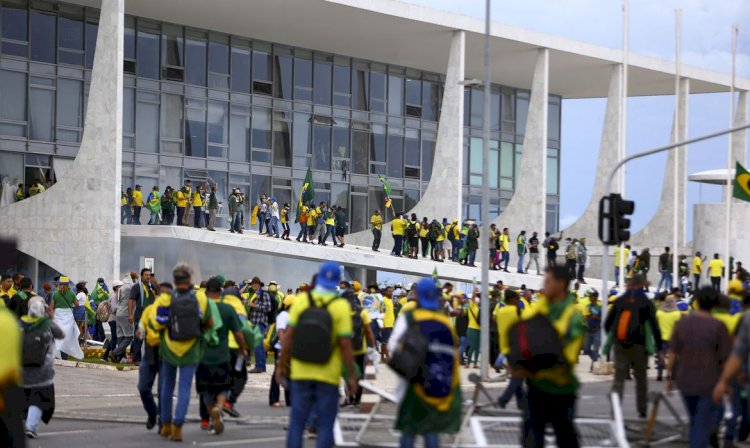 PF prende mulher que pichou ‘perdeu, mané’ e mira ladrão da bola de Neymar