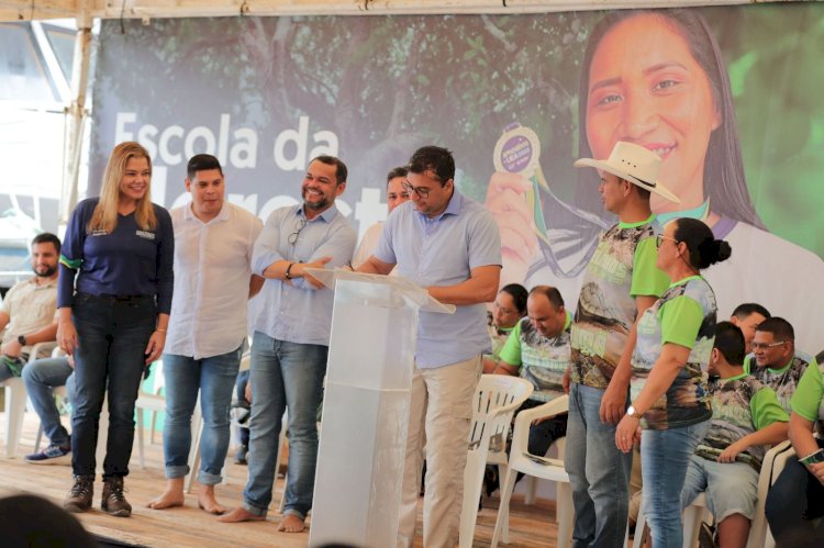 Em São Sebastião do Uatumã, Wilson Lima assina ordem de serviço para construção da primeira Escola da Floresta