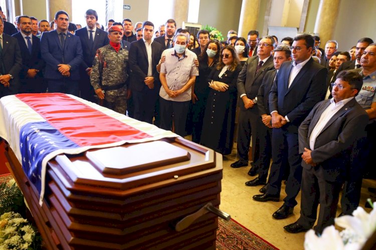 Funeral do ex-governador Amazonino Mendes é realizado no Teatro Amazonas