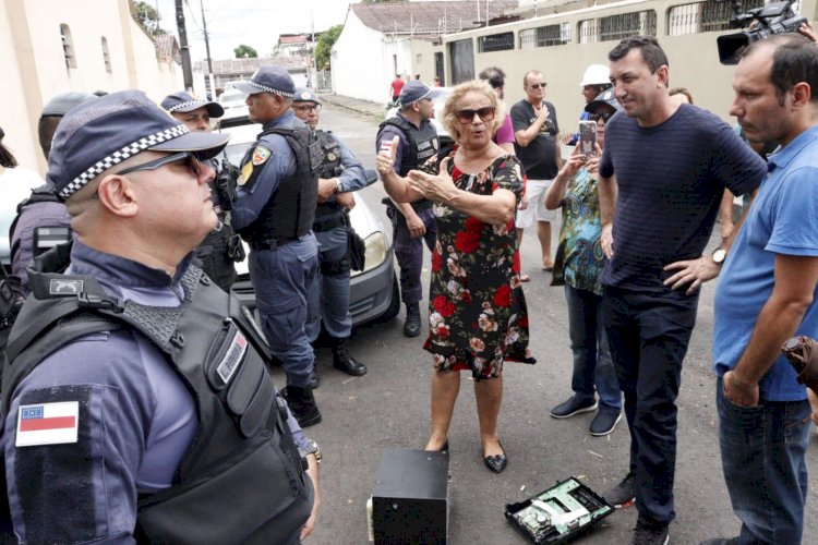 Vereador Sassá se une a moradores do Dom Pedro em protesto contra instalação de medidores aéreos