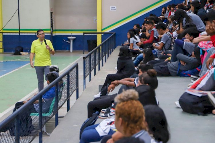 De forma inédita, deputado João Luiz leva palestra sobre crimes cibernéticos a alunos de Maués