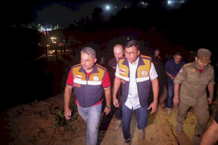 Governador Wilson Lima acompanha trabalho de resgate após deslizamento no Jorge Teixeira