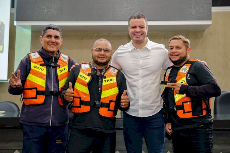 Detran Amazonas promove a entrega de kits de segurança do projeto ‘Motociclista Legal’
