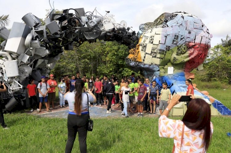 Alunos do Liceu de Artes e Ofícios Claudio Santoro de Parintins visitam galeria de arte a céu aberto da cidade