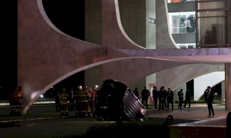 Carro cai em espelho d'água do Palácio do Planalto