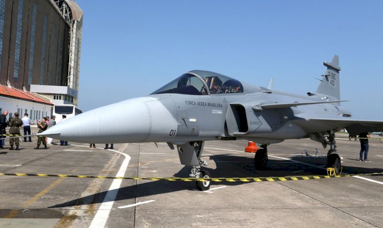 Lula participa de inauguração de linha de produção de caças Gripen