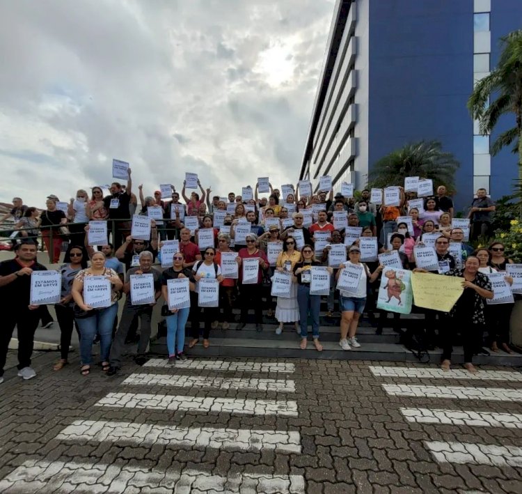 Professores fazem greve na Assembleia Legislativa