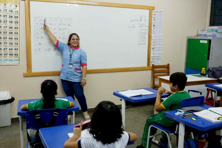 Com o reajuste de 8%, amplitude salarial de docentes em início e final de carreira no AM ultrapassa R$ 10 mil