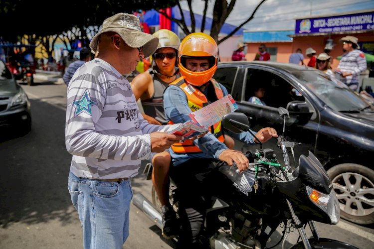 Parintins 2023: Detran Amazonas promove abordagens de orientação no aeroporto e no porto da cidade