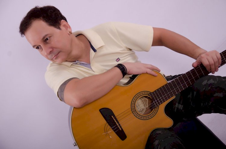 Cantor Carlos Batata realiza show gratuito e inclusivo neste sábado