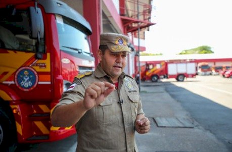 Corpo de Bombeiros monta força-tarefa para combater incêndio de grande proporção na Feira do Santo Antônio