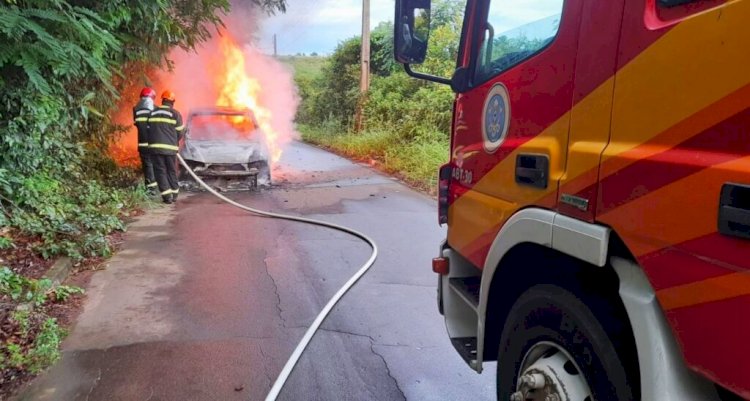 Em ação rápida, bombeiros de Iranduba combatem incêndio em veículo