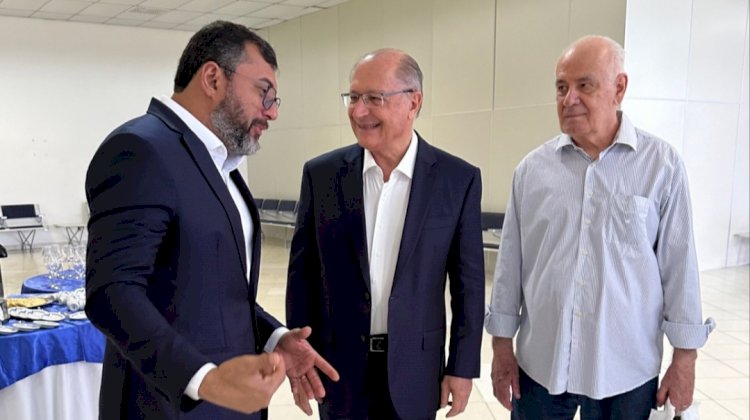 Geraldo Alckmin é recepcionado por Wilson Lima ao abastecer avião em Manaus