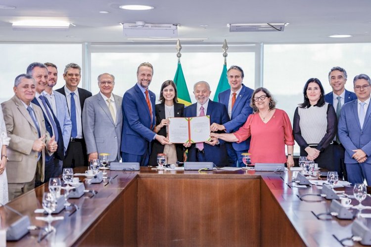 Presidente sanciona lei que prevê bolsa de permanência para alunos do ensino médio