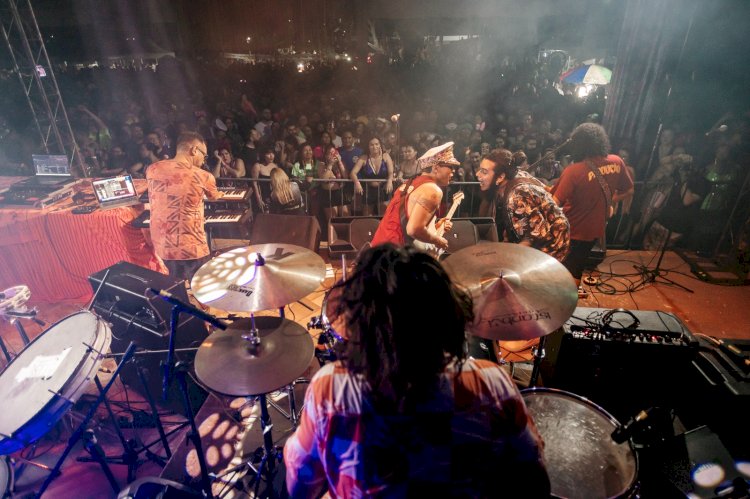 Alaídenegão tem Davi Escobar nos vocais em show do Cauxi Eletrizado