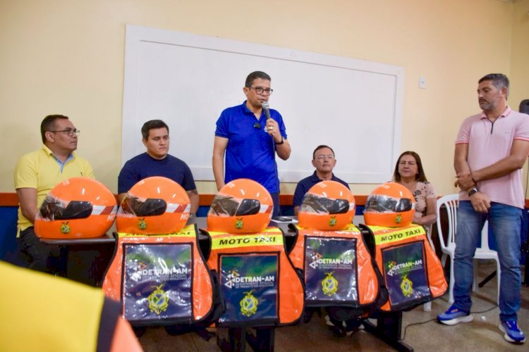 Após mais de 12 horas na BR-319, deputado João Luiz faz entrega de kit's proteção à mototaxistas de Humaitá