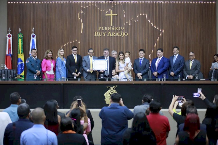 Promotor Alessandro Gouveia recebe Título de Cidadão do Amazonas na Aleam, por meio do deputado João Luiz