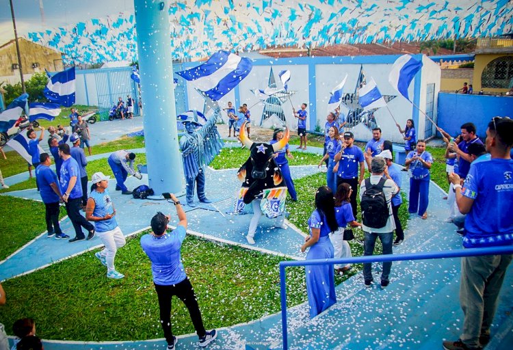 Hasteamento do Pavilhão Caprichoso abre oficialmente a semana azulada em Parintins