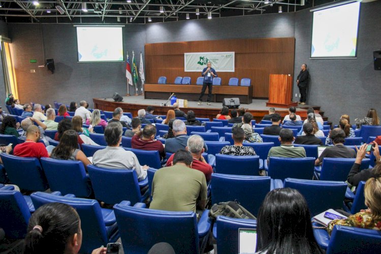 Empresários e seringueiros recebem instruções e informações para fortalecer a cadeia produtiva da borracha e atender à demanda do PIM