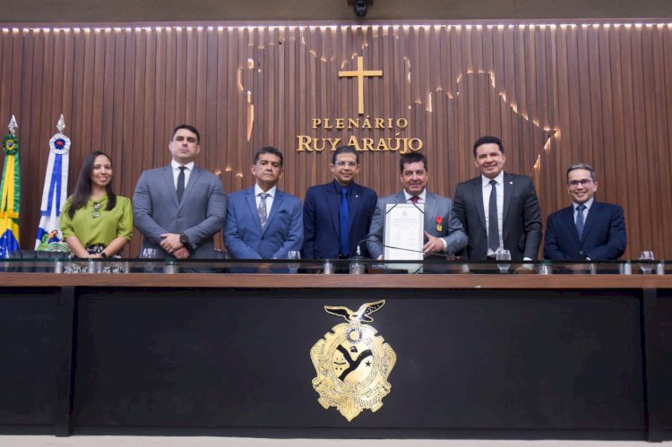 Delegado da PF, Leandro Almada recebe Medalha Ruy Araújo, por meio de propositura do deputado João Luiz