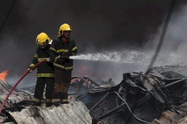 Governo monta força-tarefa para combater incêndio de grandes proporções em Manaus