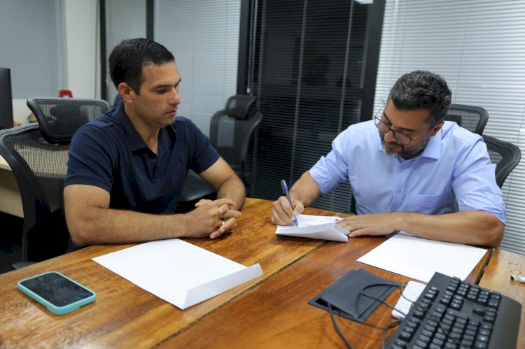 Governador Wilson Lima anuncia pavimentação da estrada de acesso ao porto de Fonte Boa e revitalização de estádio em Japurá