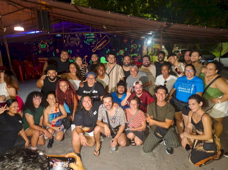 Em época natalina, cantar é um dos melhores remédios para a alma! karaokê ajuda na saúde mental e física dos moradores da cidade de Manaus