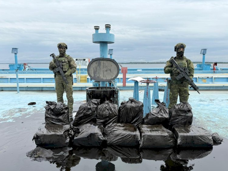 Polícia Militar do Amazonas intercepta balsa petroleira vinda do Peru com 370 kg de cloridrato de cocaína