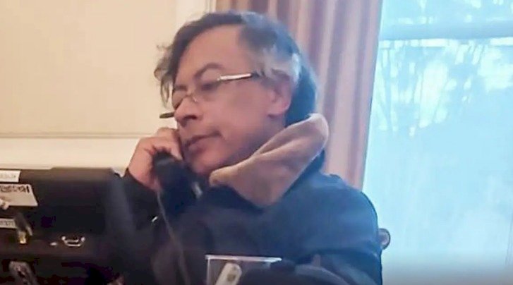 Após ameaças e acusações, Trump conversa com presidente colombiano