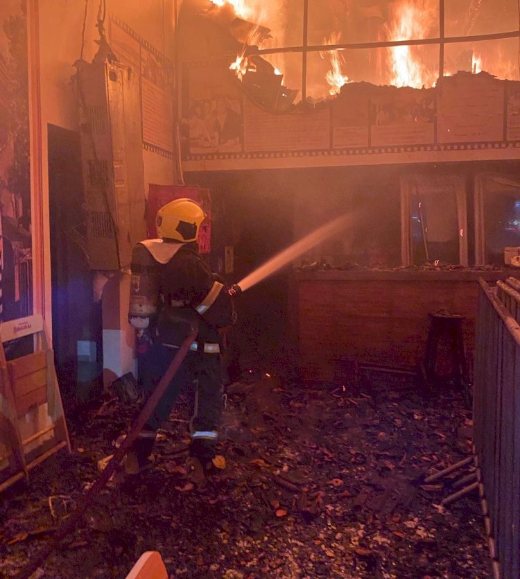 Bombeiros combatem incêndio em bar no bairro Nossa Senhora das Graças