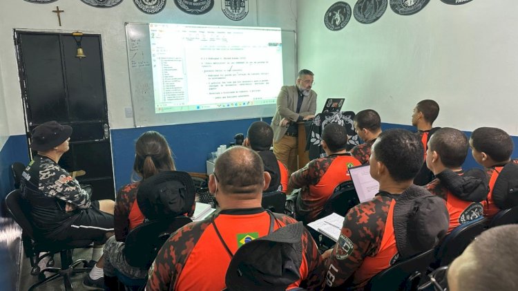 Polícia Militar do Amazonas qualifica policiais que conduzirão cães farejadores na detecção de substâncias