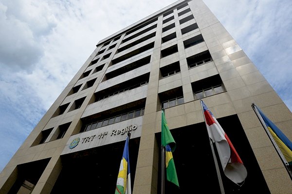 TRT-11 reconhece gordofobia e mantém indenização a trabalhadora vítima de assédio moral no ambiente de trabalho