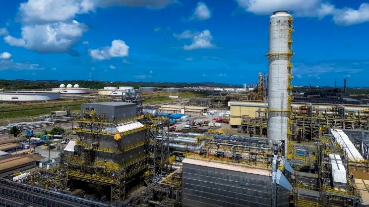 Refinarias da Petrobras operam com mais de 100